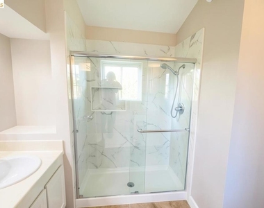 2413 Santa Cruz Ct - Photo Thumbnail 32