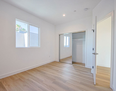 11443 Hatteras Street - Photo Thumbnail 12