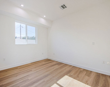 11443 Hatteras Street - Photo Thumbnail 6