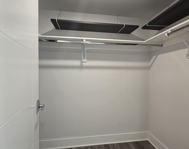 5030 Rosewood Avenue - Photo Thumbnail 13