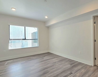 5030 Rosewood Avenue - Photo Thumbnail 11