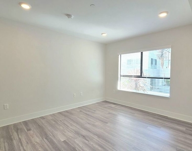 5030 Rosewood Avenue - Photo Thumbnail 10