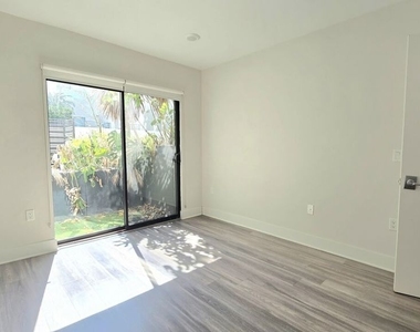 5030 Rosewood Avenue - Photo Thumbnail 6