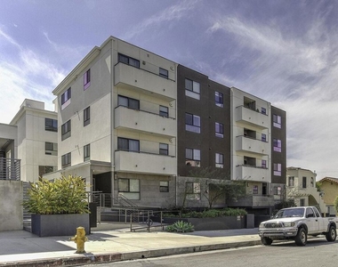 5030 Rosewood Avenue - Photo Thumbnail 14