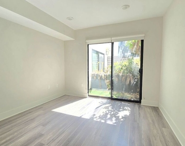 5030 Rosewood Avenue - Photo Thumbnail 5