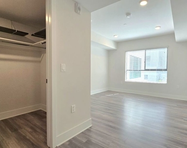 5030 Rosewood Avenue - Photo Thumbnail 10