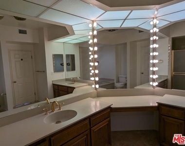 100 N Wetherly Drive - Photo Thumbnail 24