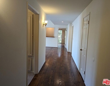 100 N Wetherly Drive - Photo Thumbnail 6
