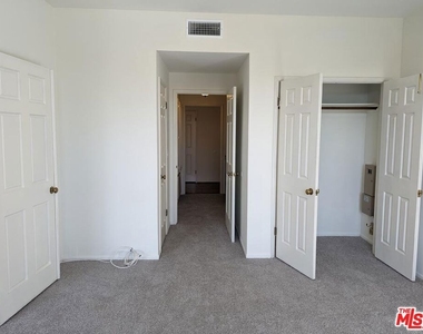 100 N Wetherly Drive - Photo Thumbnail 27