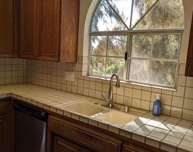 100 N Wetherly Drive - Photo Thumbnail 16