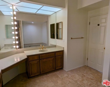 100 N Wetherly Drive - Photo Thumbnail 25