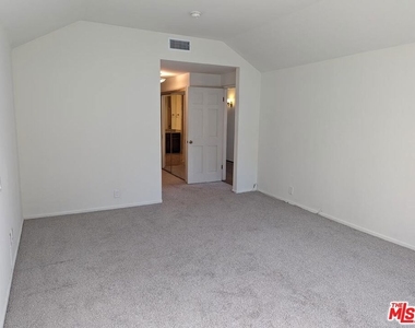100 N Wetherly Drive - Photo Thumbnail 21