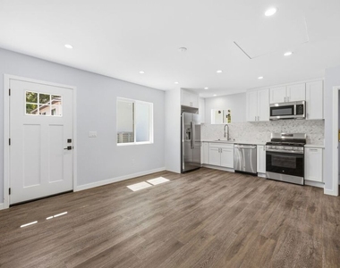 3121 Oakhurst Avenue - Photo Thumbnail 3
