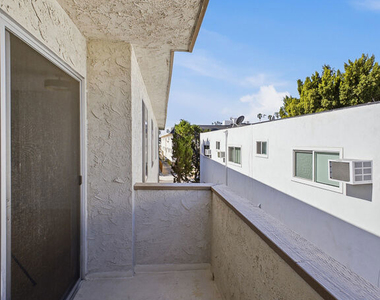 1352 S Carmelina Avenue - Photo Thumbnail 18
