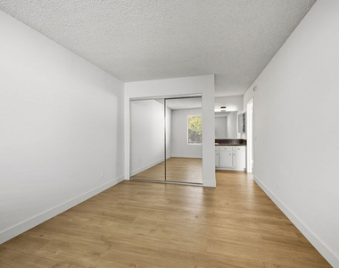 1352 S Carmelina Avenue - Photo Thumbnail 8