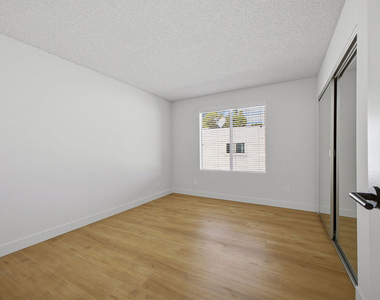 1352 S Carmelina Avenue - Photo Thumbnail 12