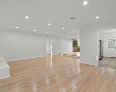 3760 Beethoven Street - Photo Thumbnail 4