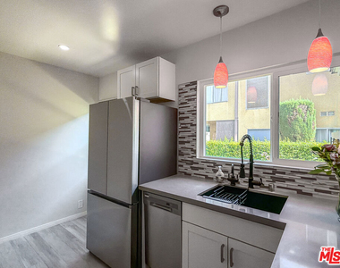 202 E Grand Avenue - Photo Thumbnail 10