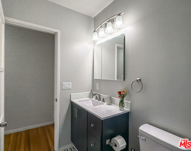 202 E Grand Avenue - Photo Thumbnail 15