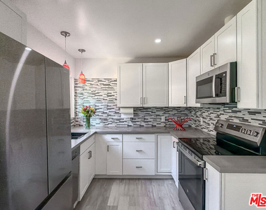 202 E Grand Avenue - Photo Thumbnail 9