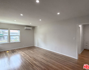 202 E Grand Avenue - Photo Thumbnail 7