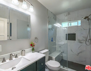202 E Grand Avenue - Photo Thumbnail 14