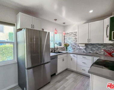 202 E Grand Avenue - Photo Thumbnail 8