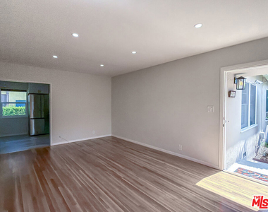 202 E Grand Avenue - Photo Thumbnail 5