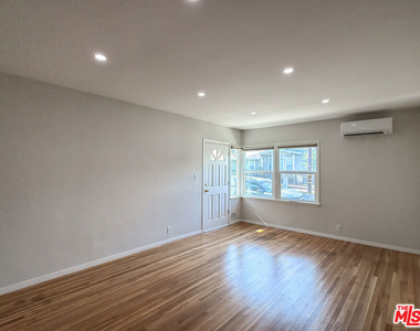 202 E Grand Avenue - Photo Thumbnail 6