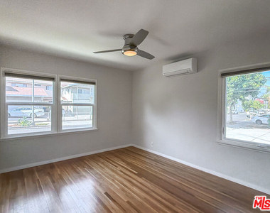 202 E Grand Avenue - Photo Thumbnail 16