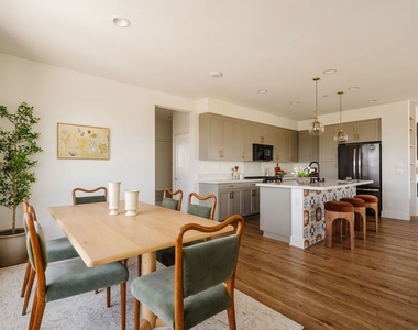 2911 W Exposition Place - Photo Thumbnail 12