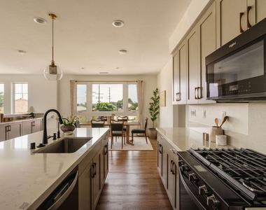 2911 W Exposition Place - Photo Thumbnail 21