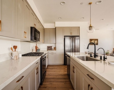 2911 W Exposition Place - Photo Thumbnail 20