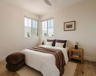 2911 W Exposition Place - Photo Thumbnail 32