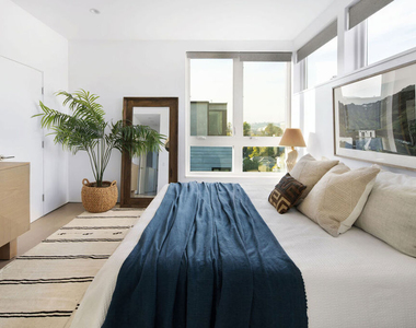 927 Hyperion Avenue - Photo Thumbnail 15
