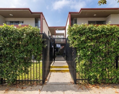 1208 W Adams Boulevard - Photo Thumbnail 6