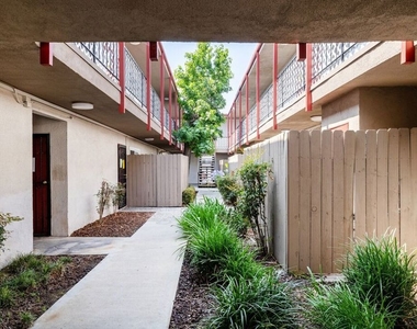 1208 W Adams Boulevard - Photo Thumbnail 5