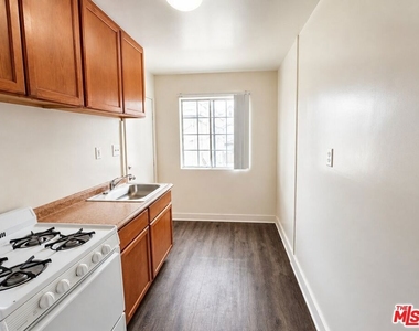 1238 W Adams Boulevard - Photo Thumbnail 2