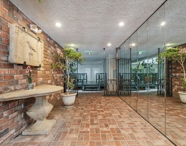 1375 Kelton Avenue - Photo Thumbnail 2