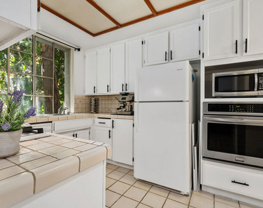 1375 Kelton Avenue - Photo Thumbnail 12