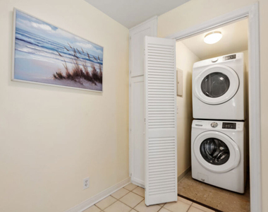 1375 Kelton Avenue - Photo Thumbnail 14