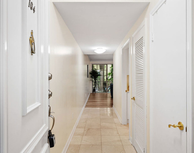 1375 Kelton Avenue - Photo Thumbnail 5