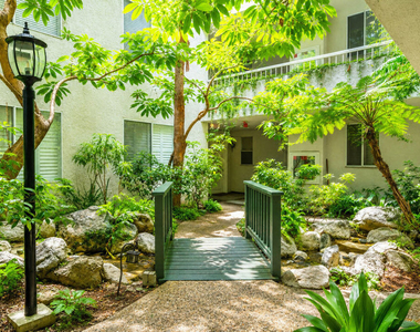 1375 Kelton Avenue - Photo Thumbnail 3