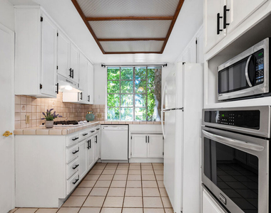 1375 Kelton Avenue - Photo Thumbnail 10