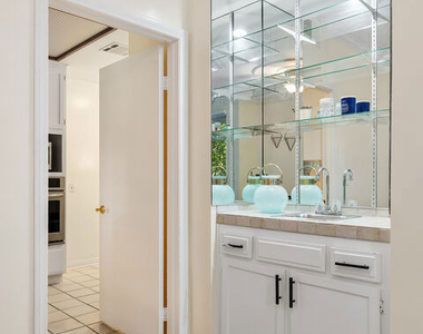 1375 Kelton Avenue - Photo Thumbnail 9