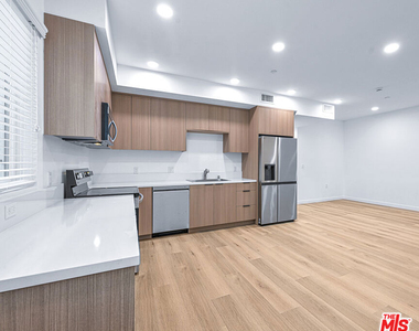 14811 Erwin Street - Photo Thumbnail 34