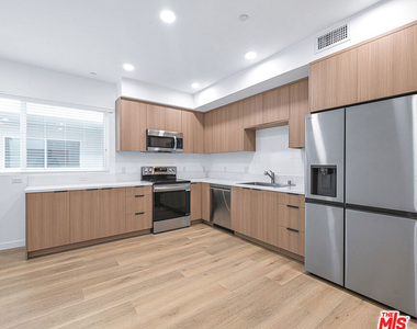 14811 Erwin Street - Photo Thumbnail 8