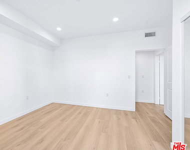 14811 Erwin Street - Photo Thumbnail 29