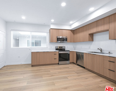 14811 Erwin Street - Photo Thumbnail 32