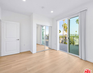 14811 Erwin Street - Photo Thumbnail 11